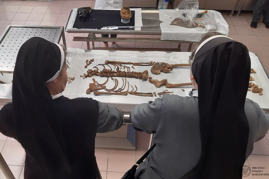 Religious sisters view remains discovered at a site in Gdańsk, northern Poland.?w=200&h=150